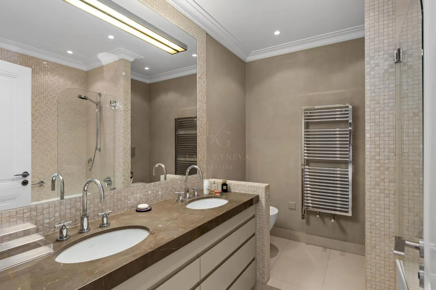 Magnificent apartment with lake view - Photo 12 of 13