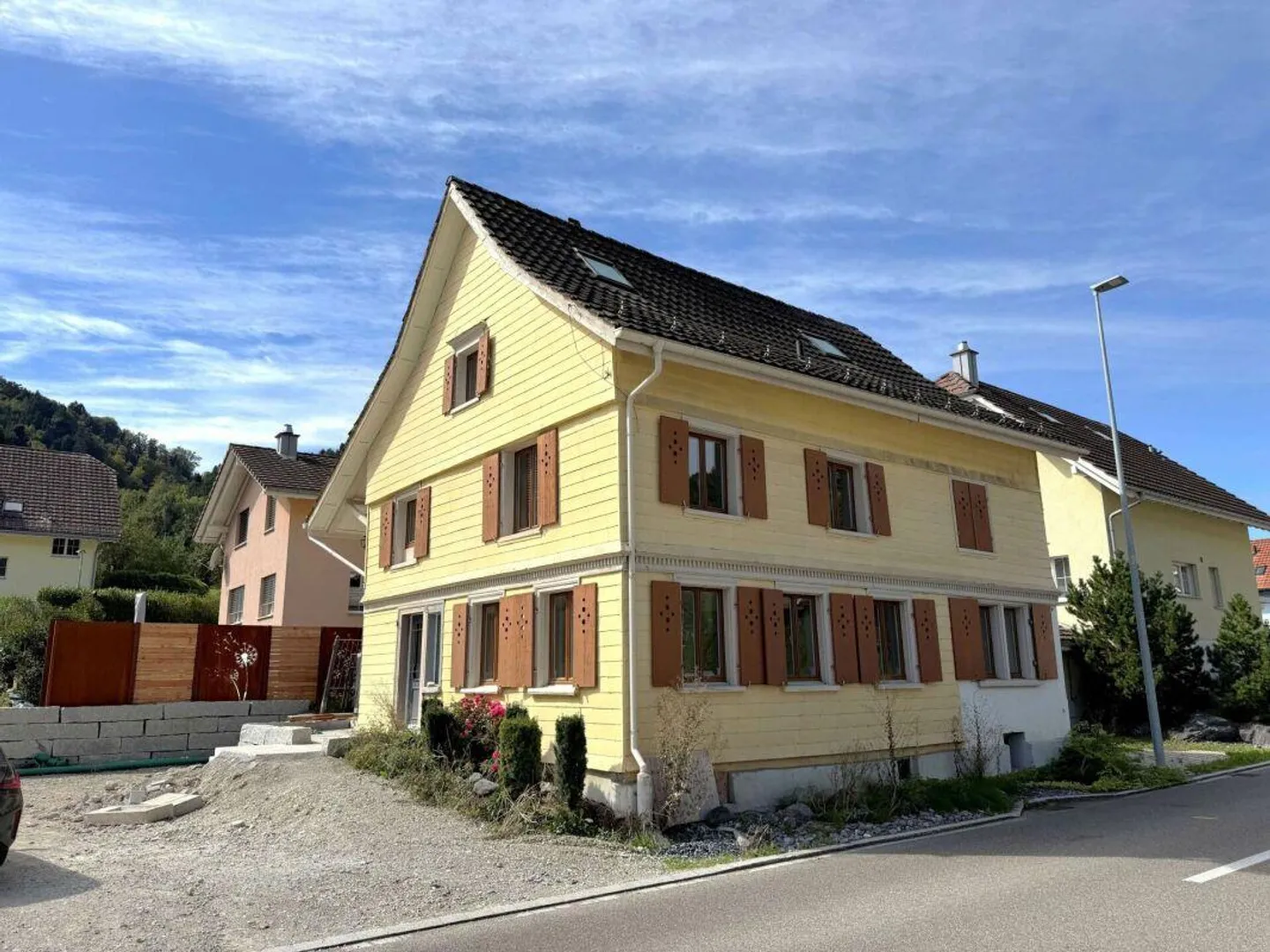 Charmantes Einfamilienhaus mit 5.5 Zimmern in Itaslen - Foto 1 von 12