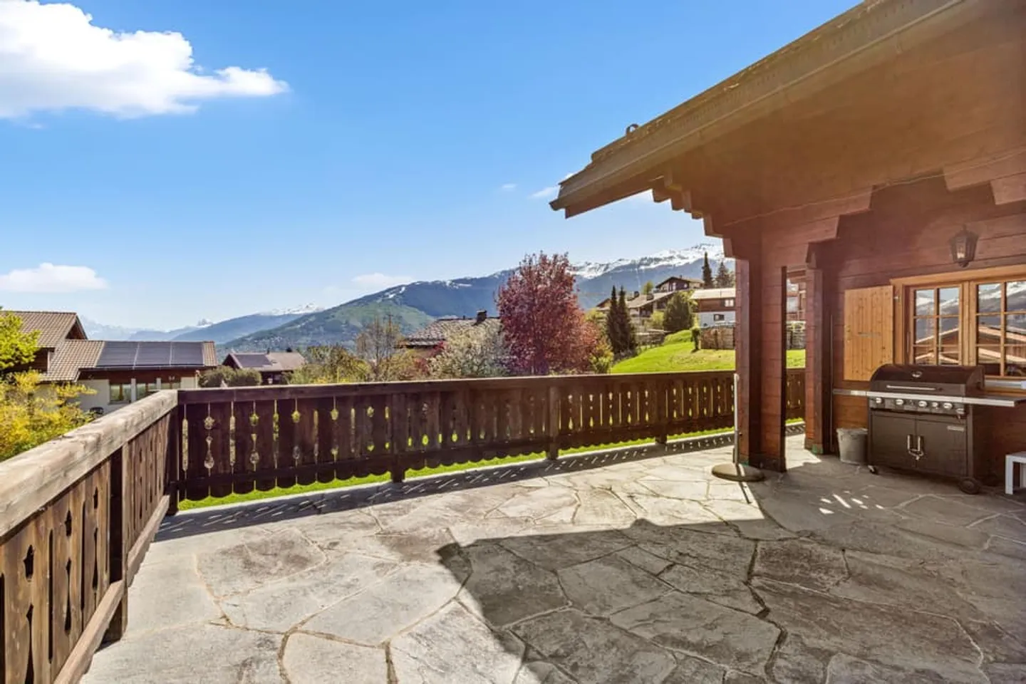 Magnifico chalet in legno in una posizione tranquilla - situazione eccezionale - Foto 2 di 12