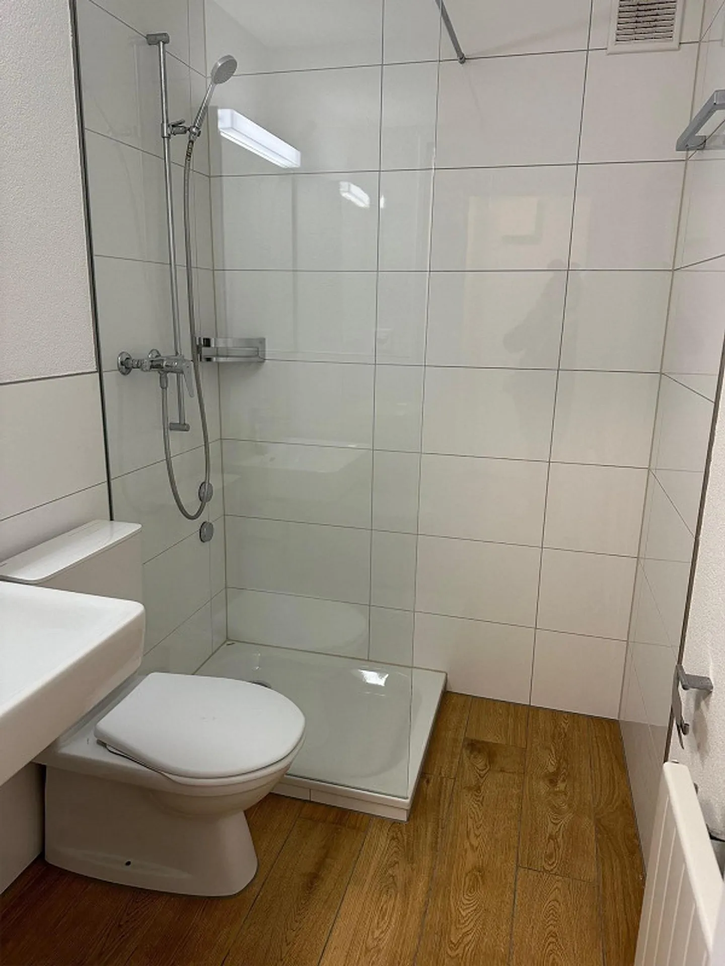 1-Zimmer Singlewohnung im obersten Stockwerk zu vermieten - Foto 3 von 5