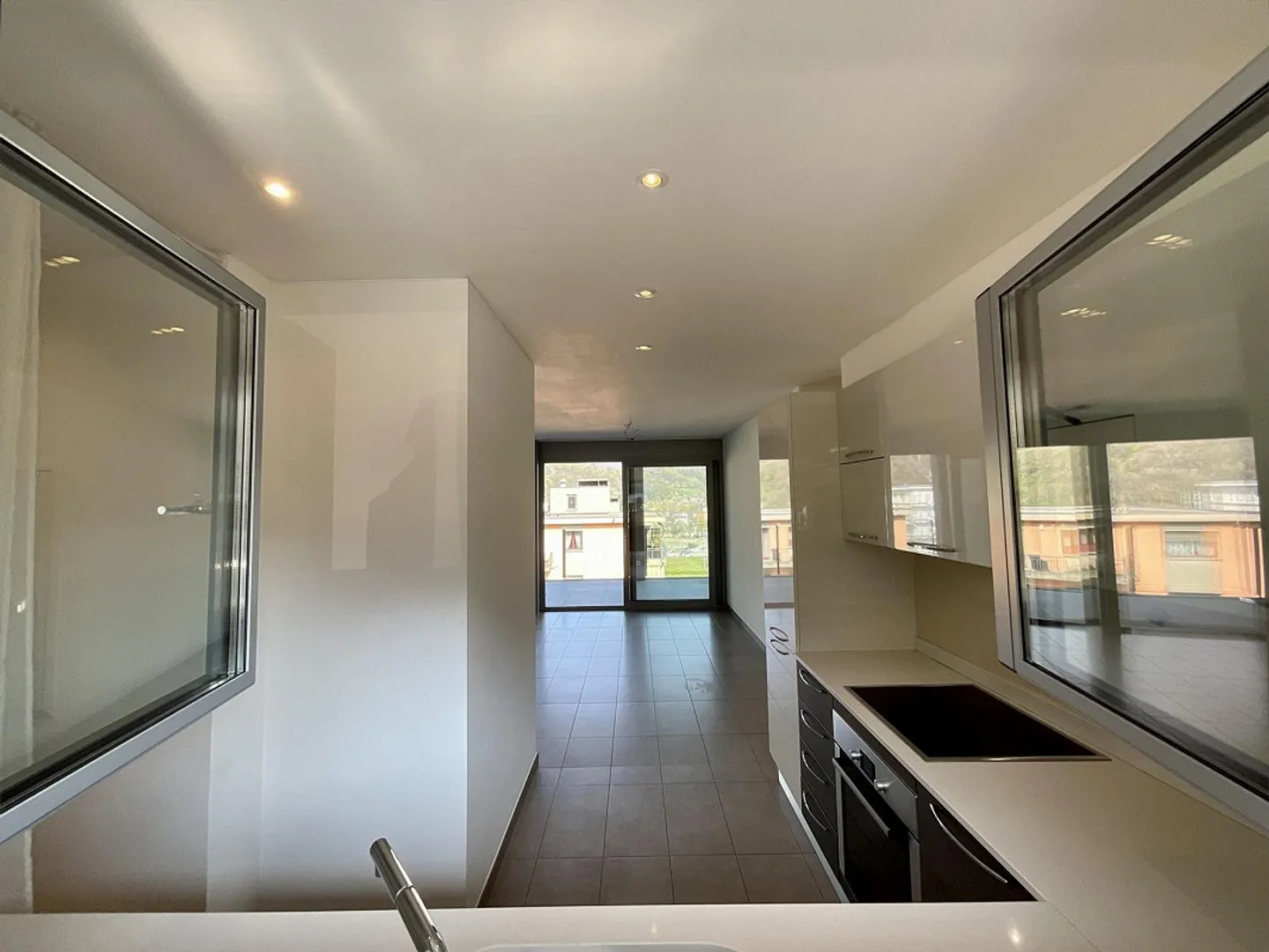 GRAVESANO - FOR SALE 2.5 ROOMS WITH HUGE 40 SQM TERRACE - Photo 11 of 13