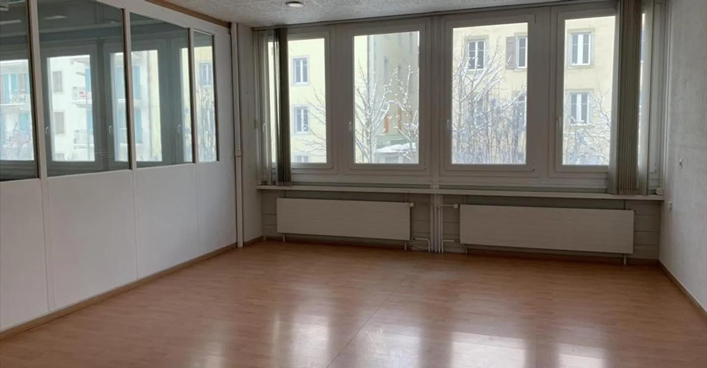 Spazio amministrativo di circa 290m2 in affitto al 1° piano a Locle - Foto 3 di 4
