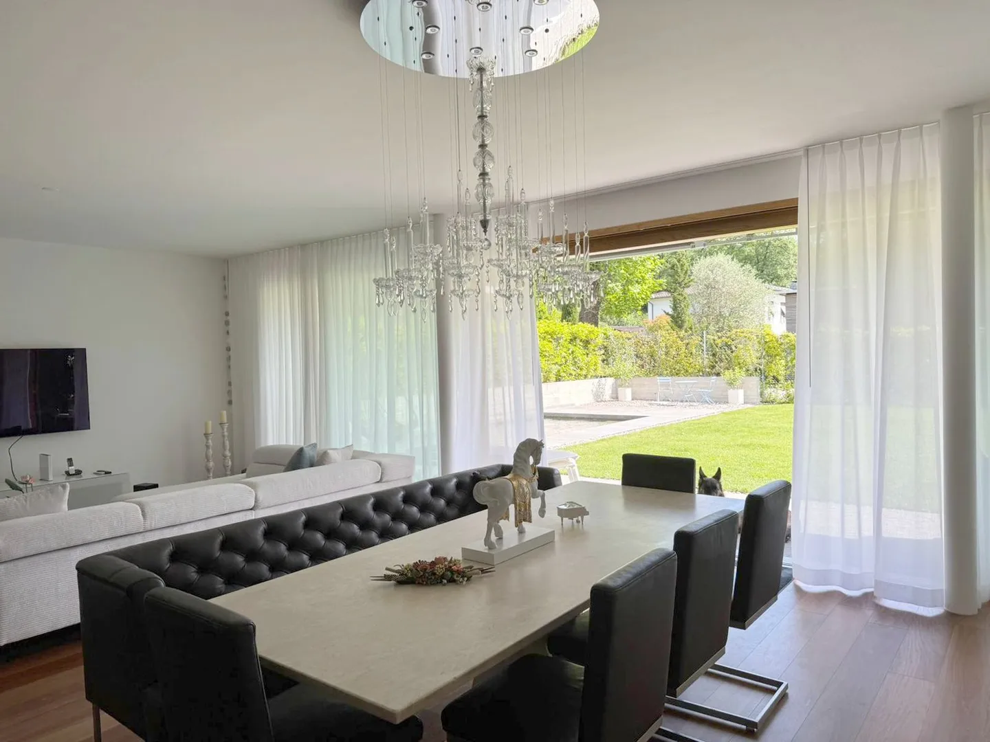 PROPRIETÀ IN AFFITTO ESCLUSIVA CON GIARDINO E PISCINA | EXKLUSIVES MIE - Foto 1 di 4