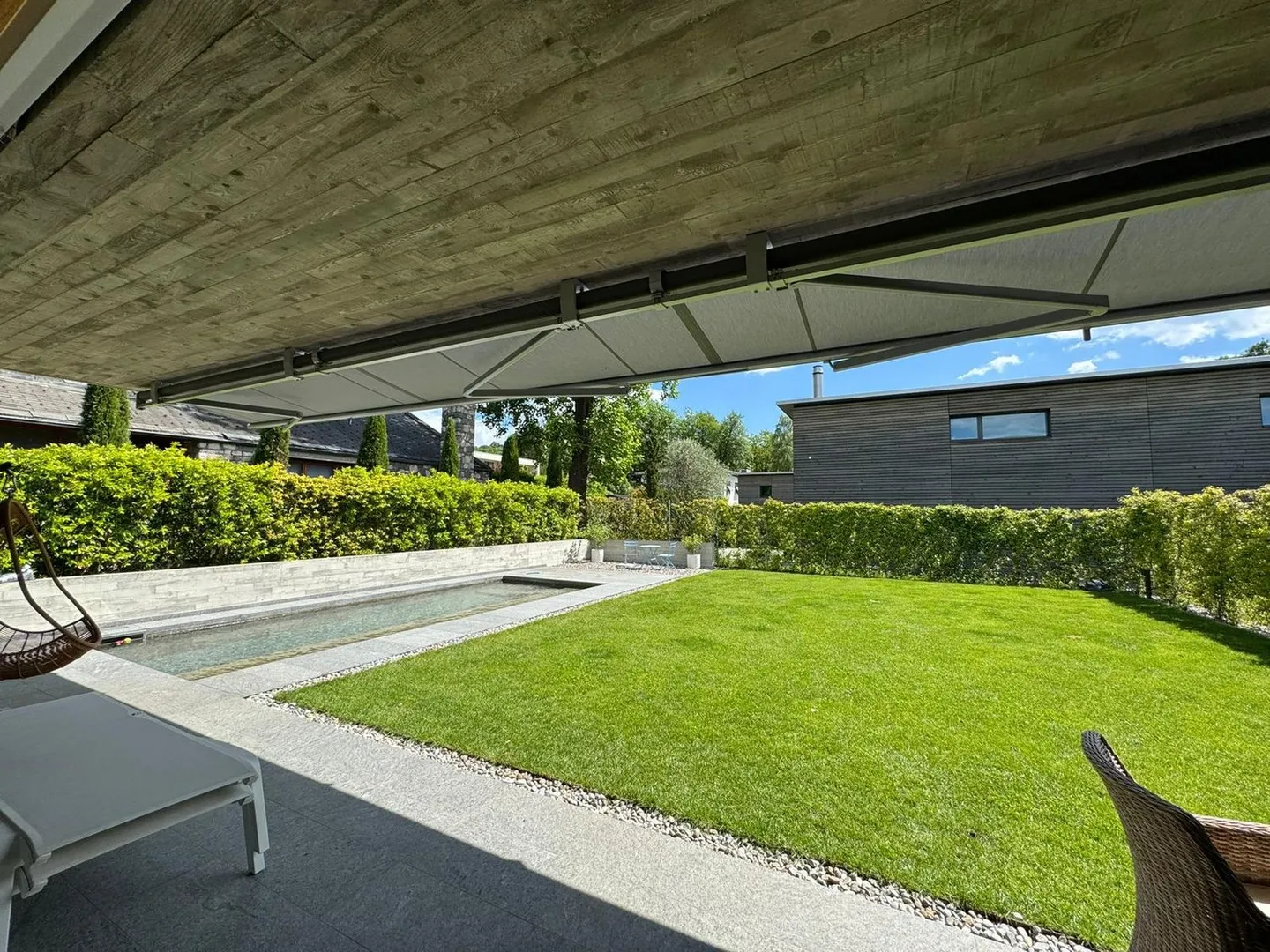 PROPRIETÀ IN AFFITTO ESCLUSIVA CON GIARDINO E PISCINA | EXKLUSIVES MIE - Foto 2 di 4