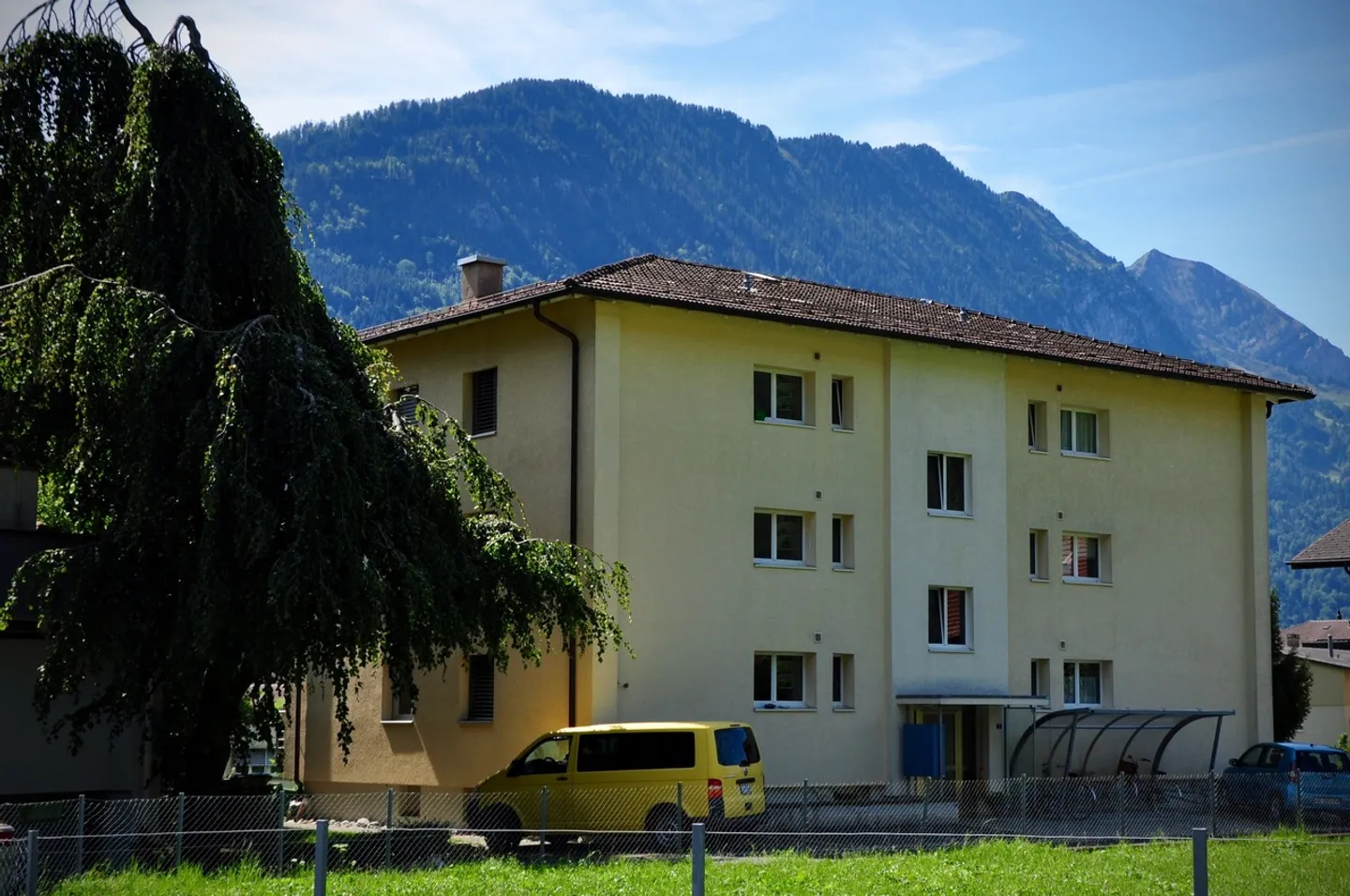 Single garage in Interlaken! - Photo 1 of 2