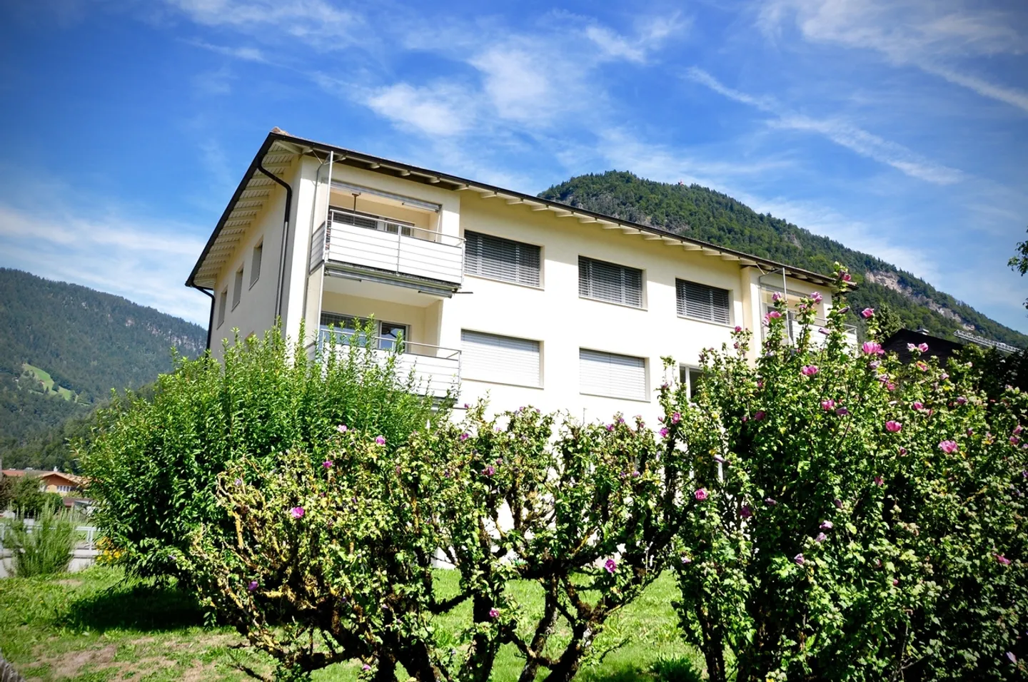 Single garage in Interlaken! - Photo 2 of 2