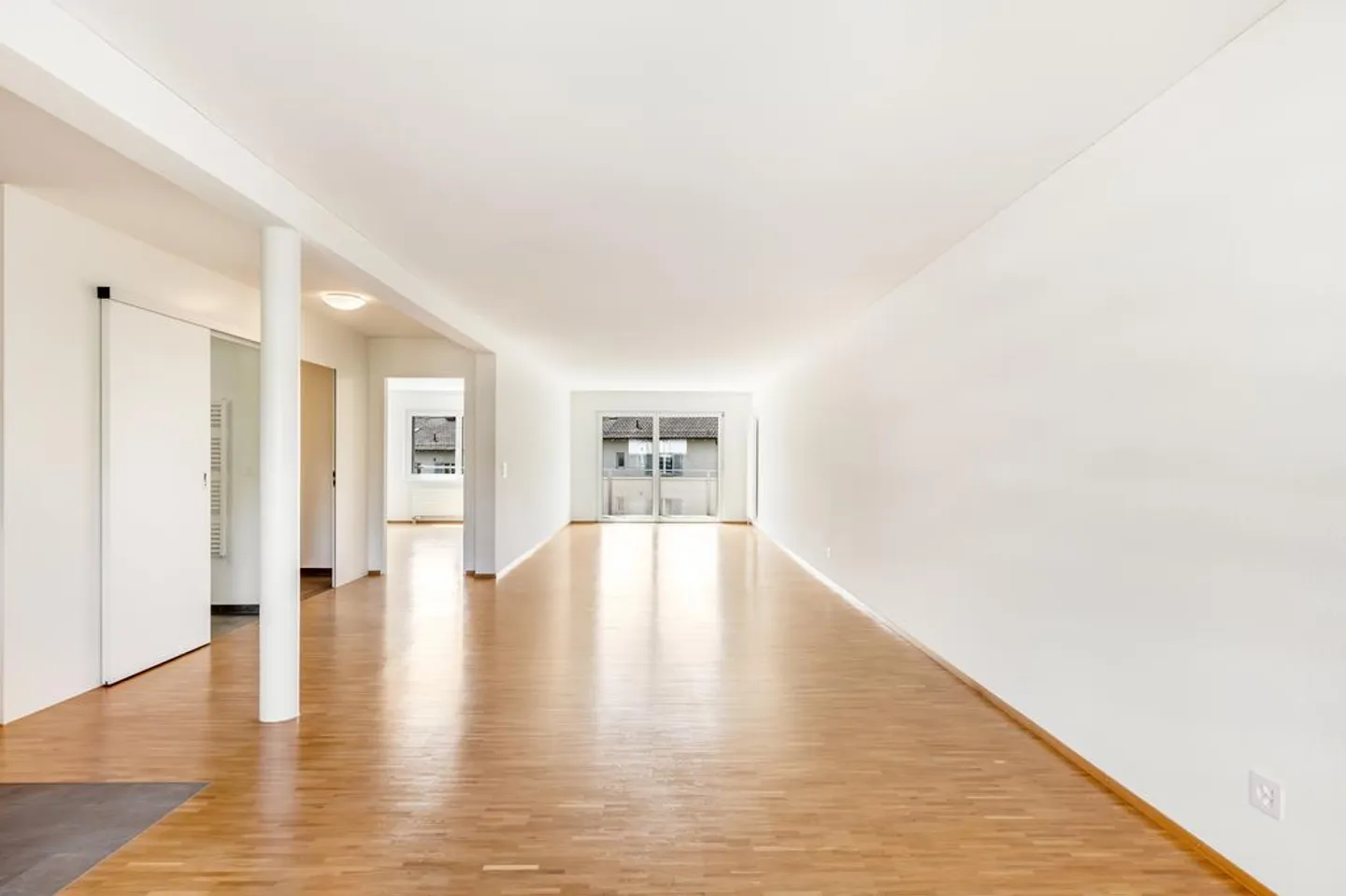 Cozy apartment with seating area - Photo 2 of 9