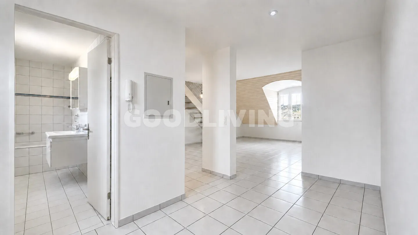 Charming Top-Floor Apartment - Photo 2 of 6