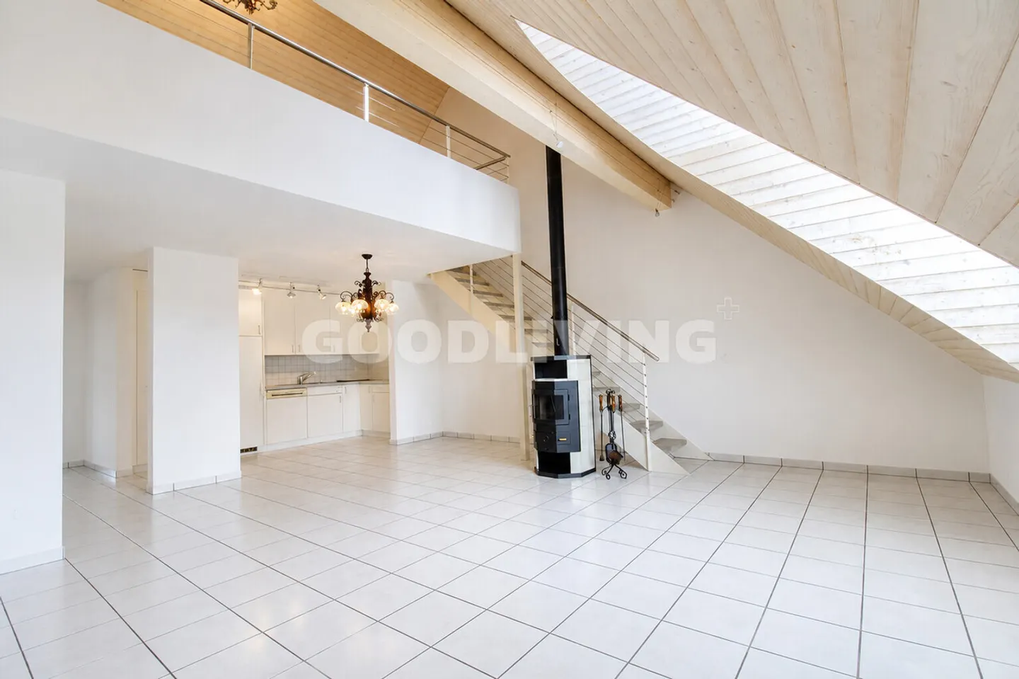 Charming Top-Floor Apartment - Photo 4 of 6