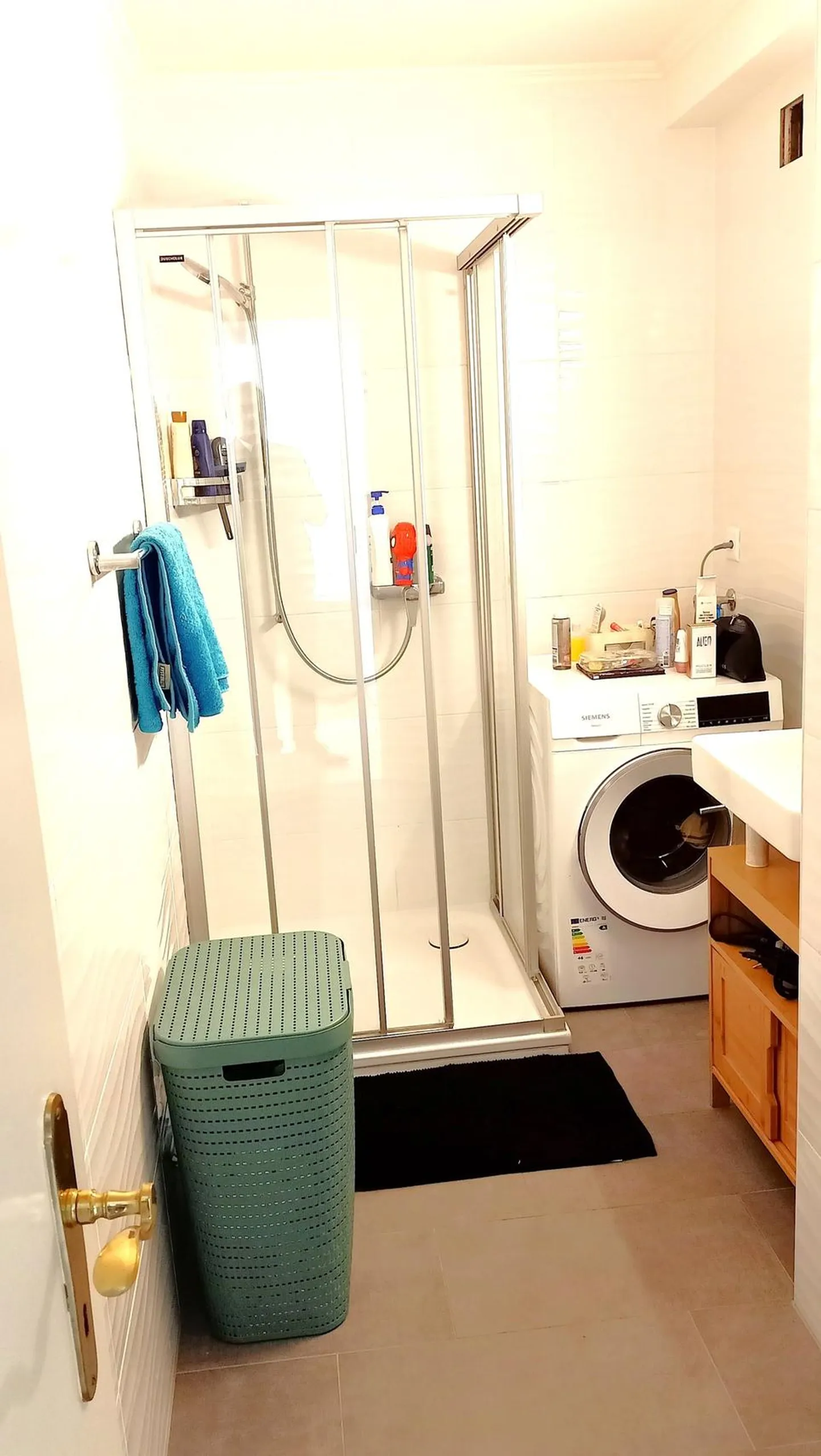 Free and repainted, close to the train station with parking space - Photo 8 of 11