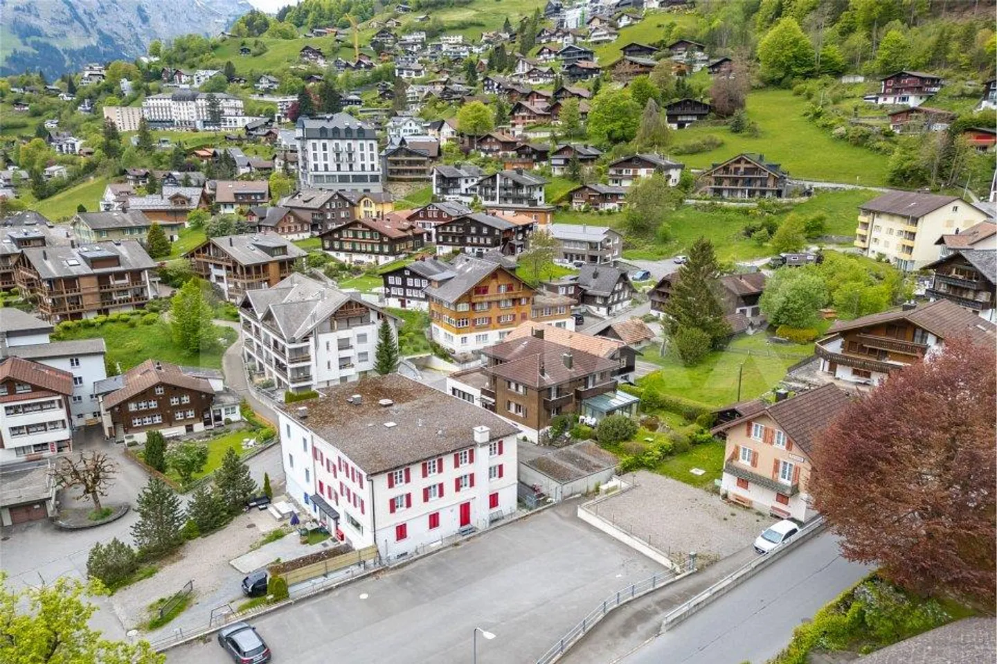 Bâtiment résidentiel, de vacances et commercial au cœur d'Engelberg - Photo 3 sur 13