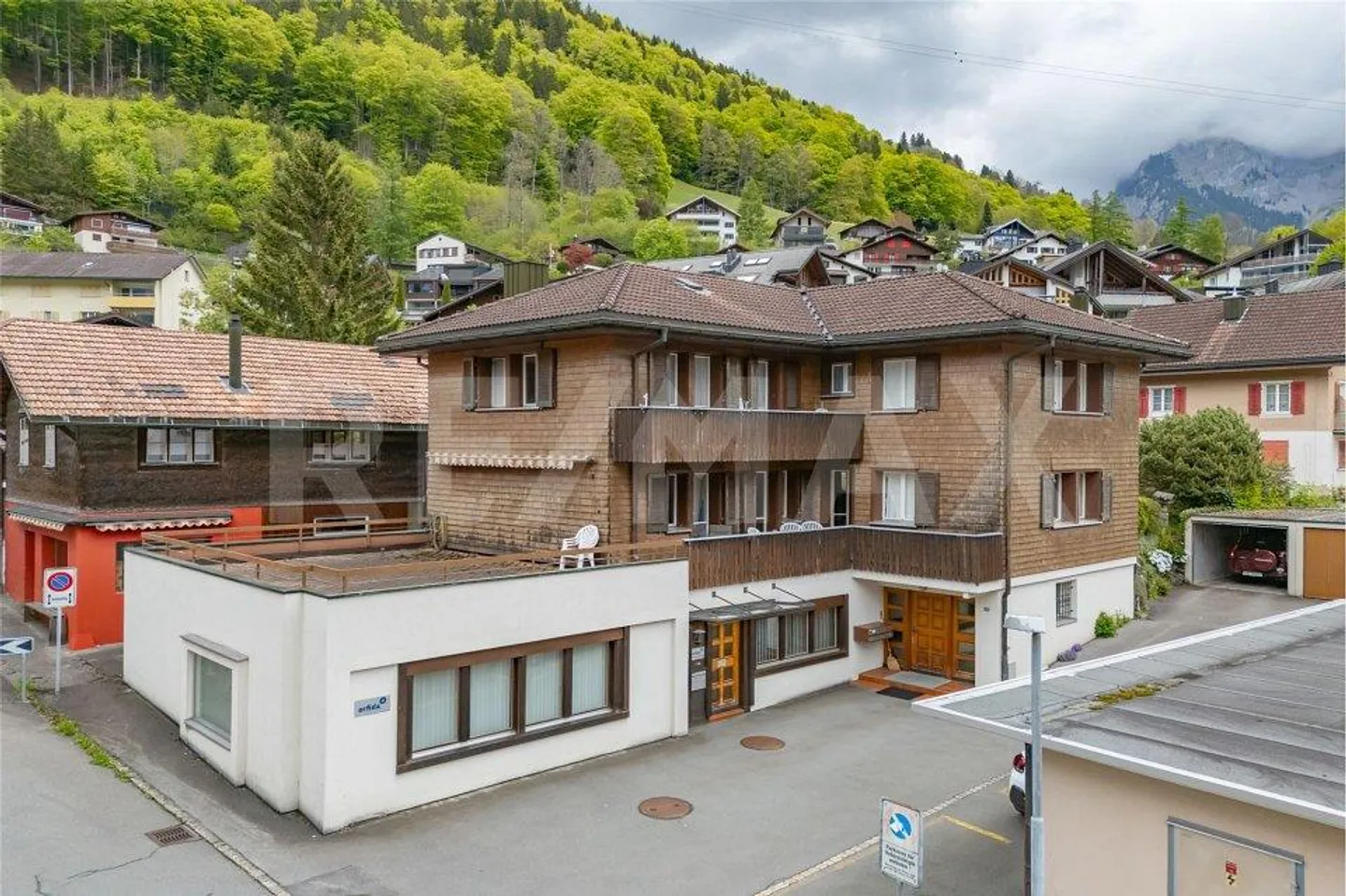 Bâtiment résidentiel, de vacances et commercial au cœur d'Engelberg - Photo 1 sur 13