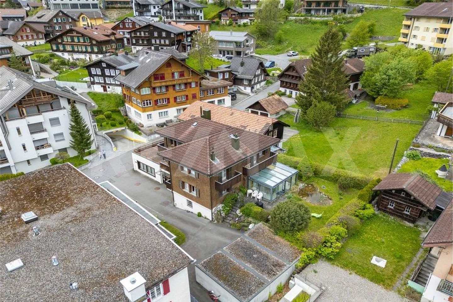 Bâtiment résidentiel, de vacances et commercial au cœur d'Engelberg - Photo 2 sur 13
