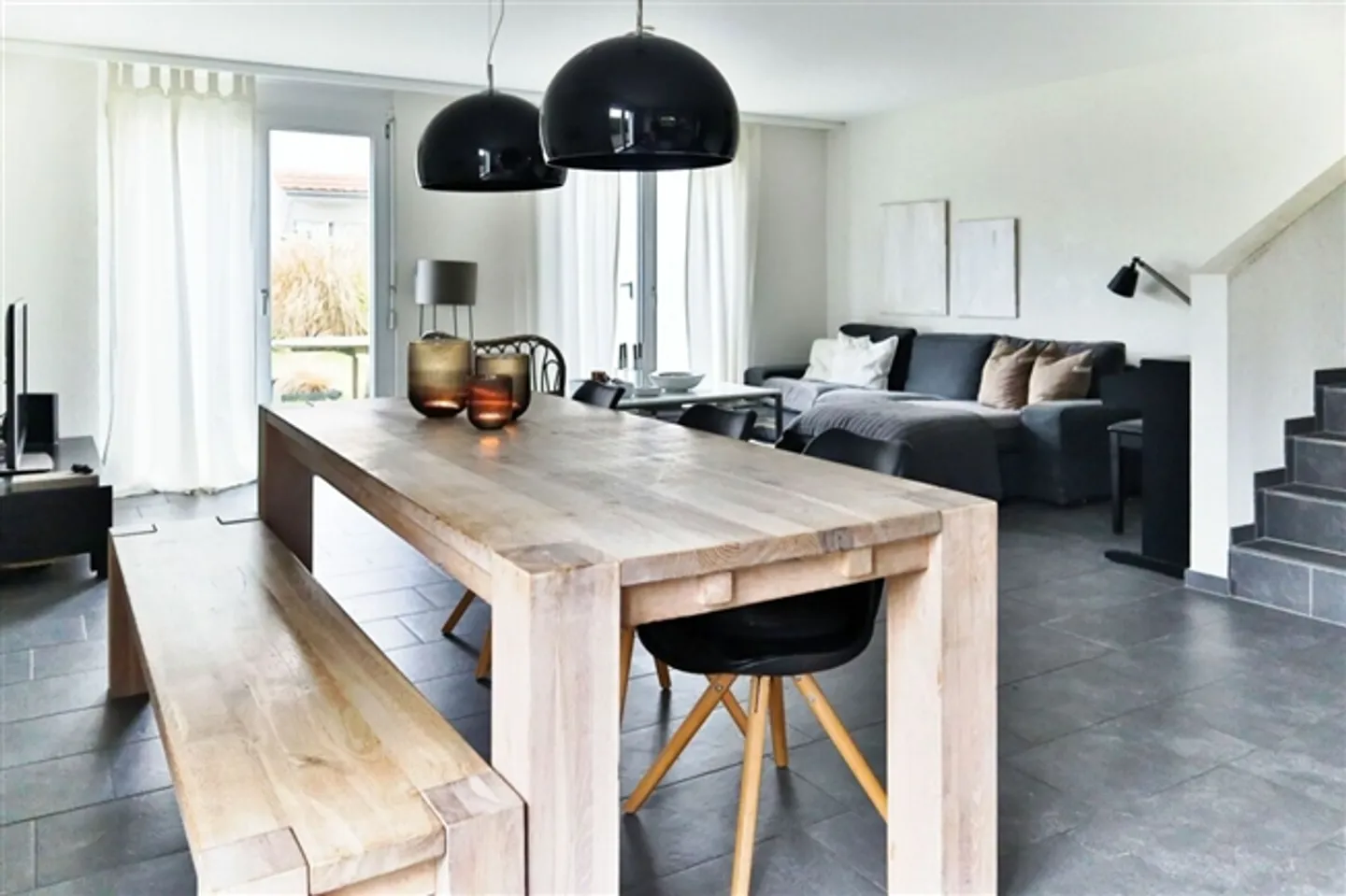 Casa angolare affascinante di 6,5 stanze con due terrazze e giardino soleggiato - Foto 2 di 14