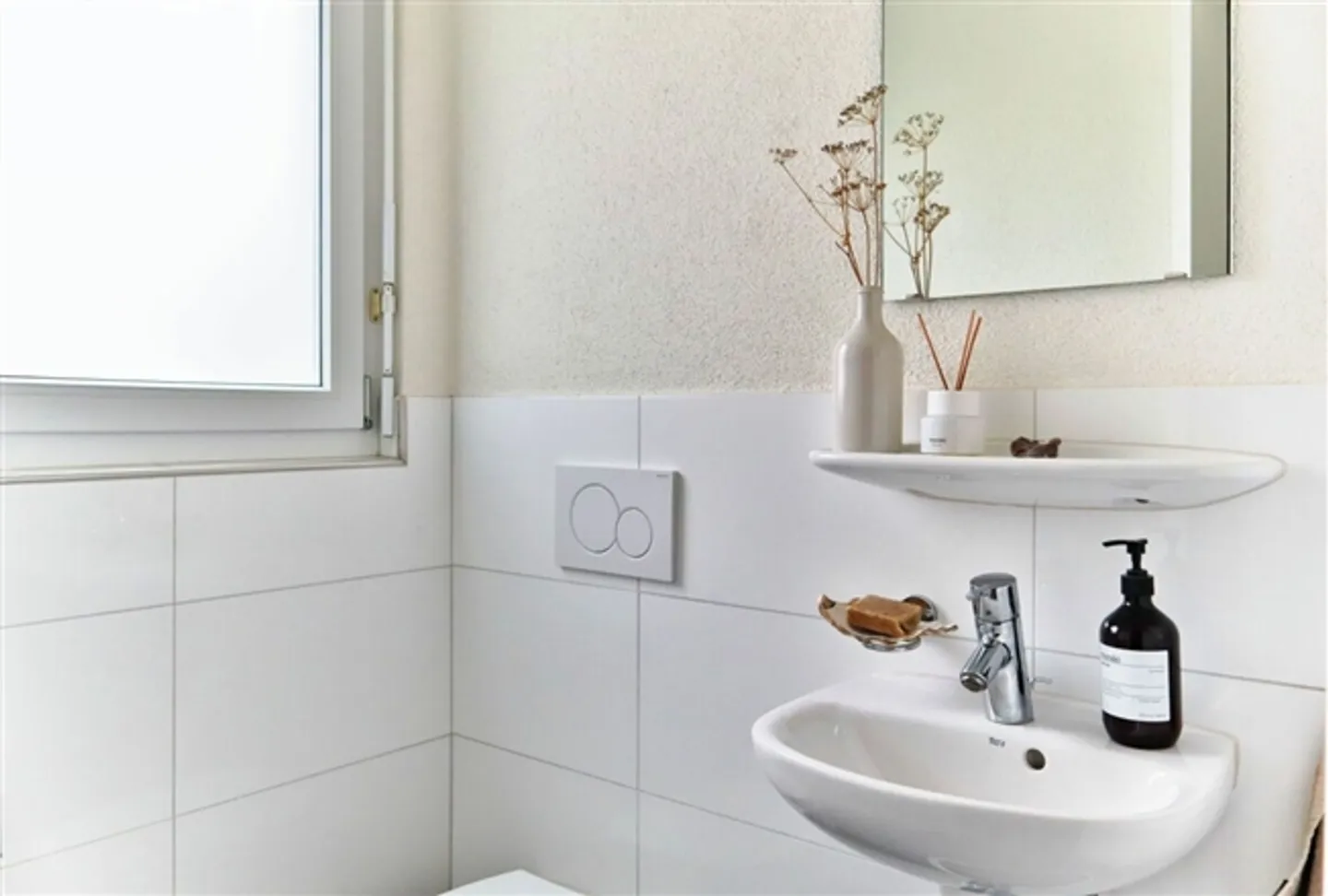 Casa angolare affascinante di 6,5 stanze con due terrazze e giardino soleggiato - Foto 7 di 14