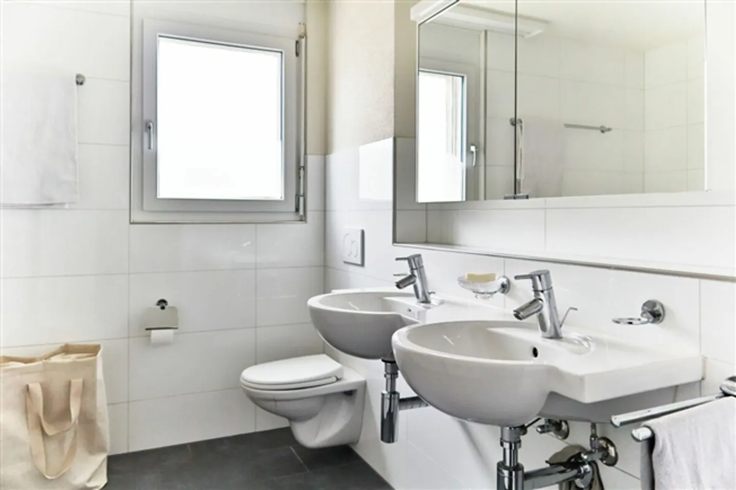 Casa angolare affascinante di 6,5 stanze con due terrazze e giardino soleggiato - Foto 9 di 14