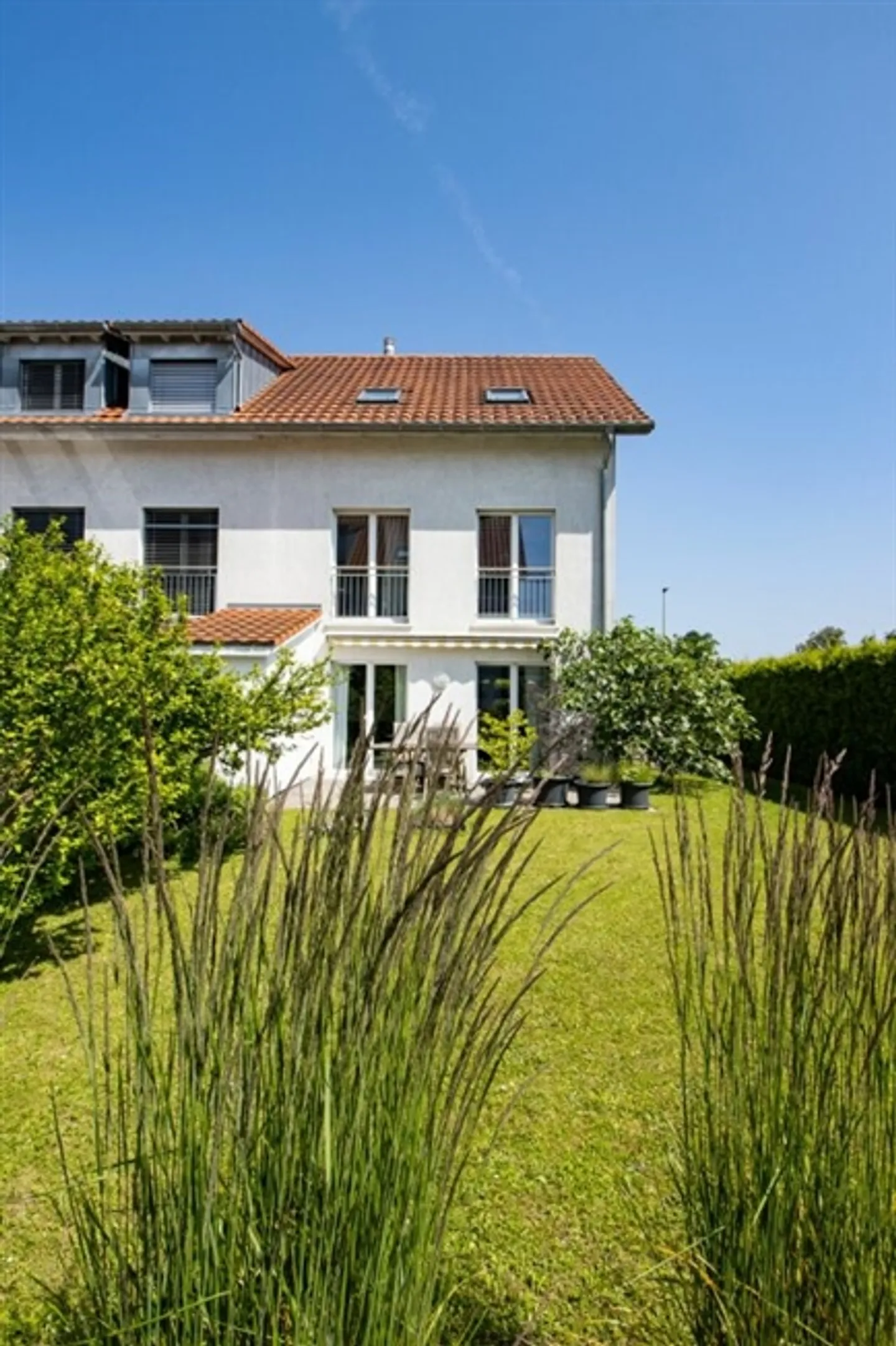 Casa angolare affascinante di 6,5 stanze con due terrazze e giardino soleggiato - Foto 12 di 14