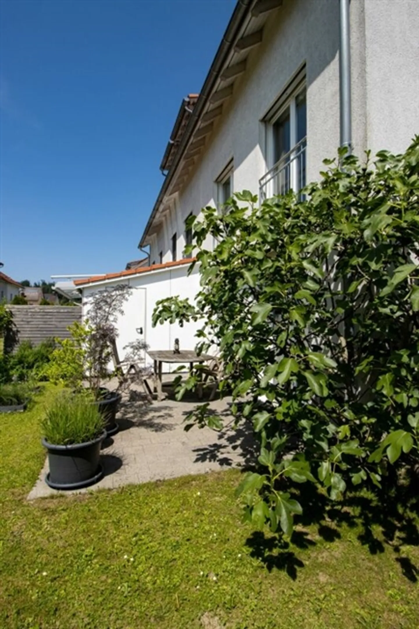 Casa angolare affascinante di 6,5 stanze con due terrazze e giardino soleggiato - Foto 13 di 14