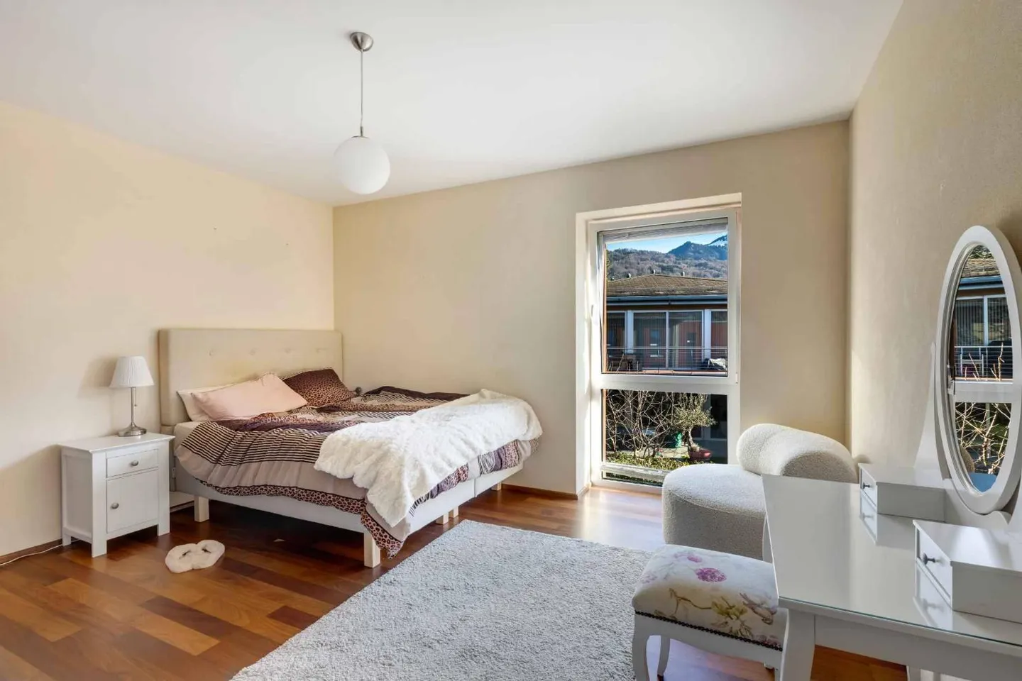 Stunning Row Villa in Quiet Area - Photo 9 of 10