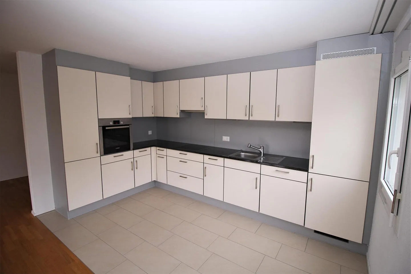 Appartement en duplex lumineux de 4,5 pièces avec balcon près du Rhin - Photo 2 sur 9