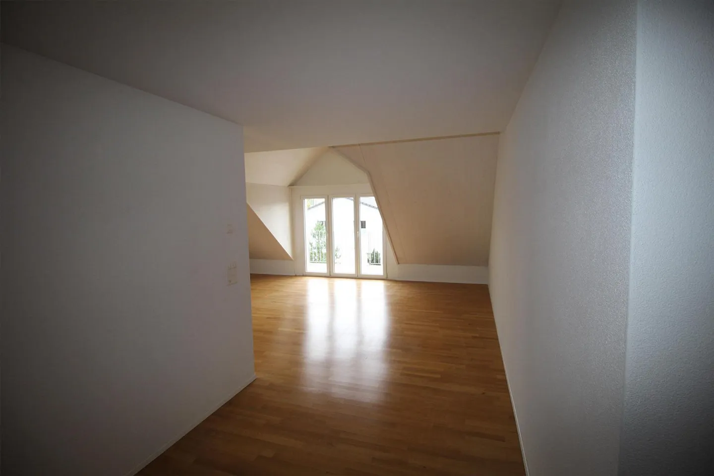 Appartement en duplex lumineux de 4,5 pièces avec balcon près du Rhin - Photo 3 sur 9