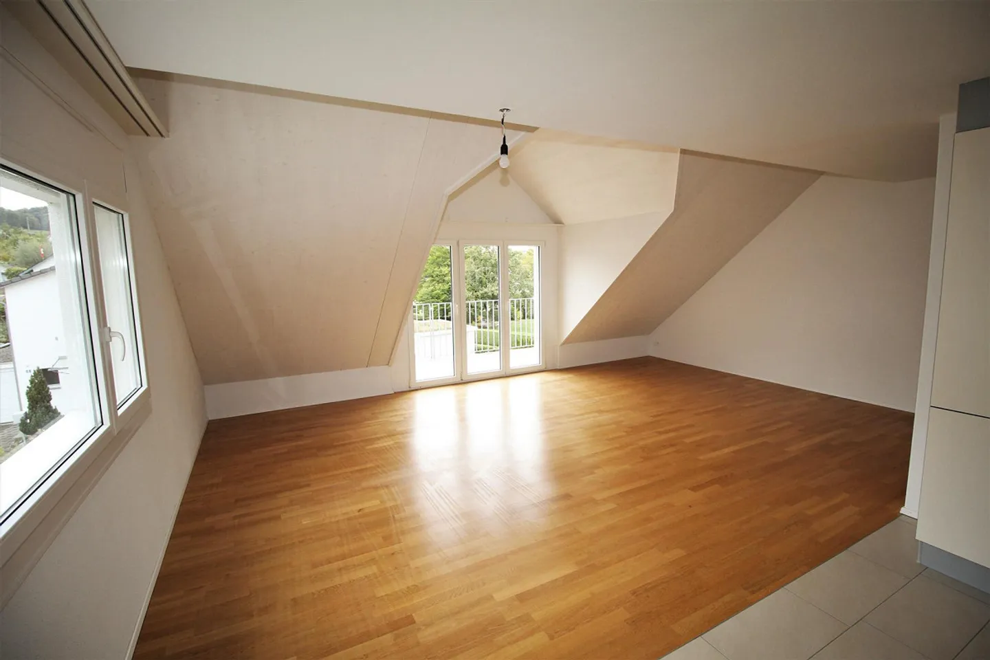 Appartement en duplex lumineux de 4,5 pièces avec balcon près du Rhin - Photo 4 sur 9