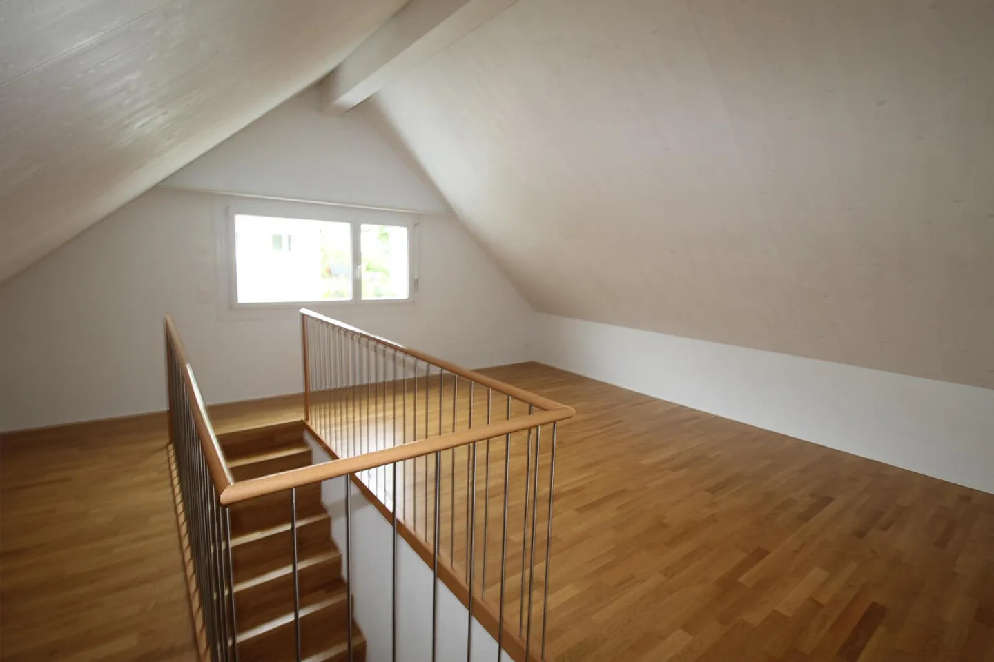 Appartement en duplex lumineux de 4,5 pièces avec balcon près du Rhin - Photo 5 sur 9