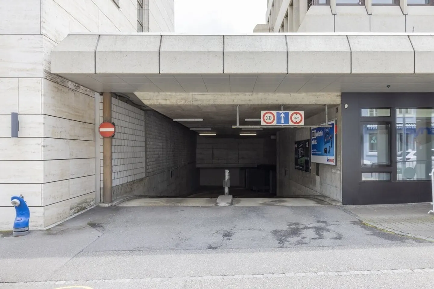 Place de parking à louer au centre d'Olten ! - Photo 2 sur 4