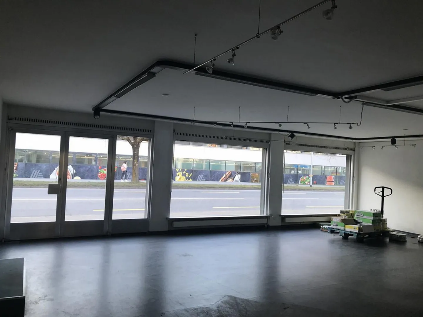 Spazio commerciale versatile in una buona posizione - Foto 2 di 4