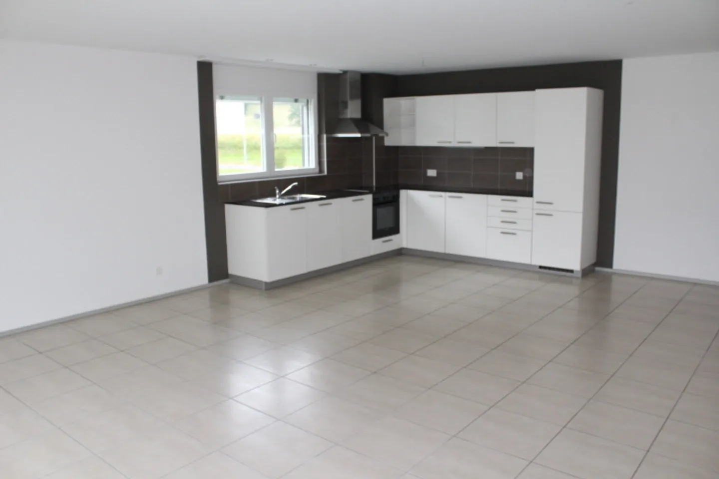 A large terrace in a residential area - 2 months rent free - Photo 3 of 9