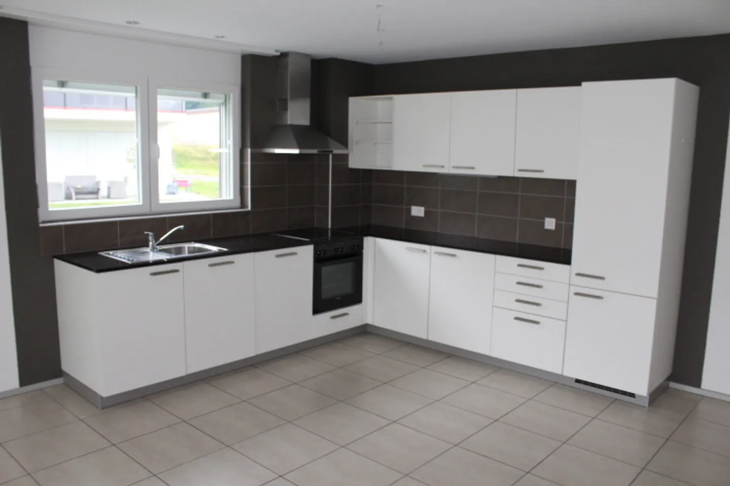 A large terrace in a residential area - 2 months rent free - Photo 4 of 9