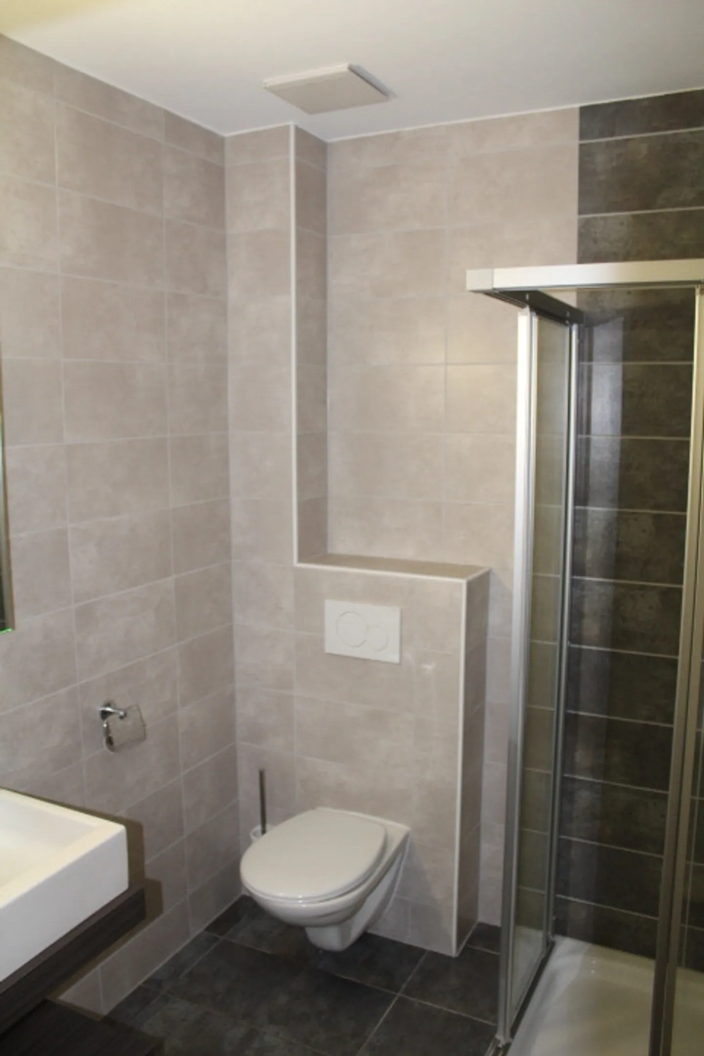 A large terrace in a residential area - 2 months rent free - Photo 7 of 9
