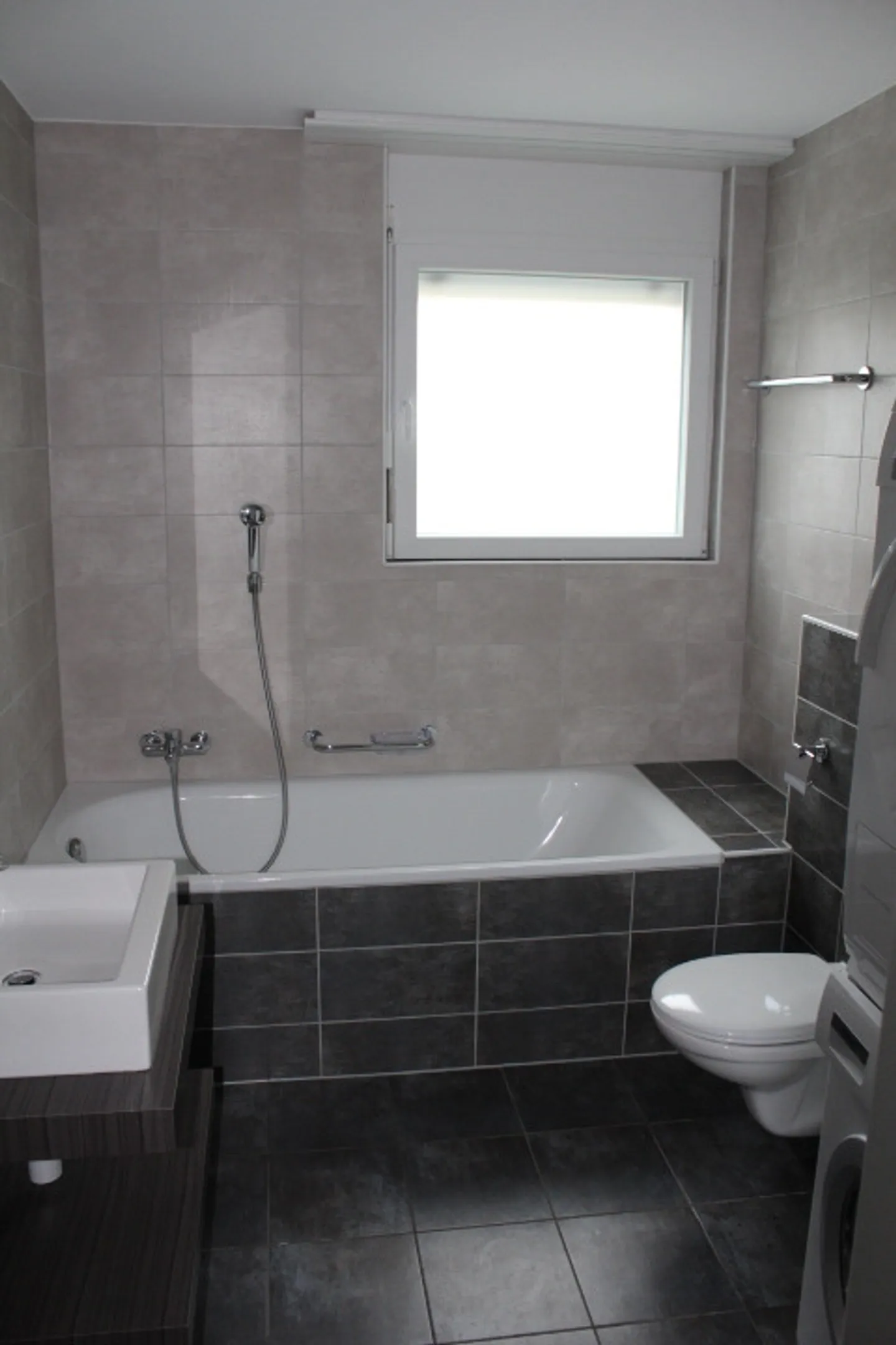 A large terrace in a residential area - 2 months rent free - Photo 8 of 9