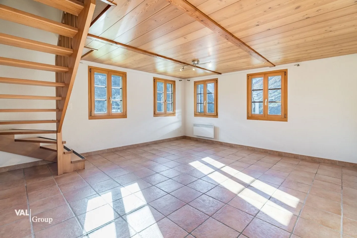 Charmante 5.5-Zimmer-Wohnung mit Garten und traumhafter Bergsicht in Staldenried - Photo 5 sur 13