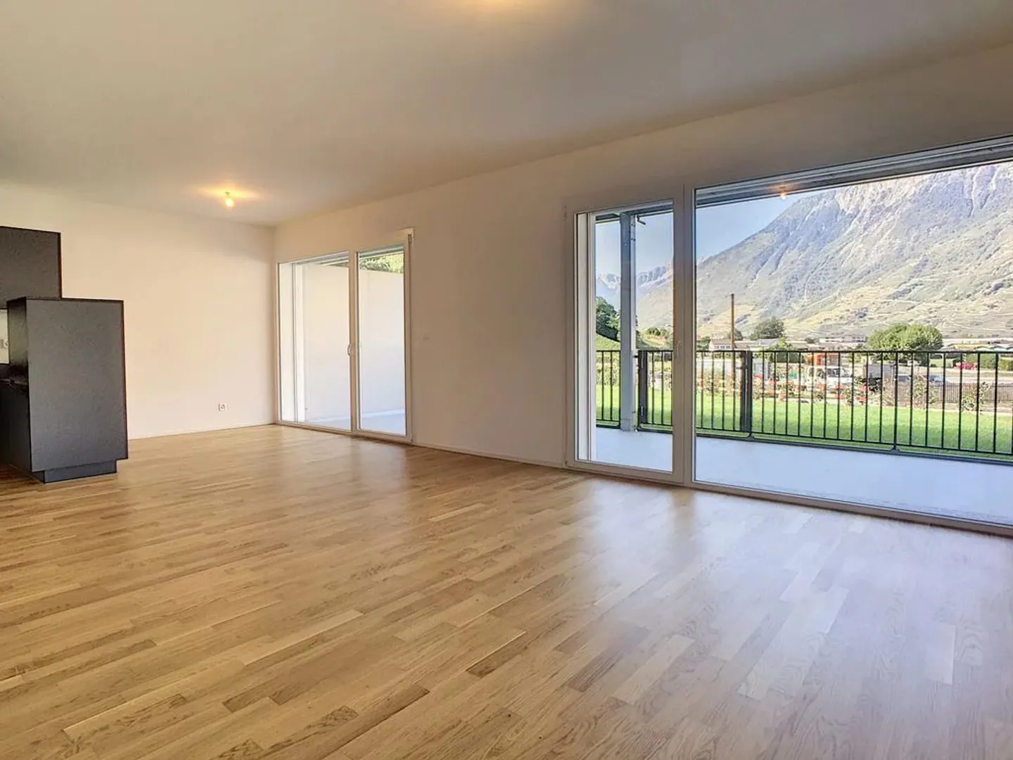 Spacious Apartment in Saxon - Photo 2 of 8