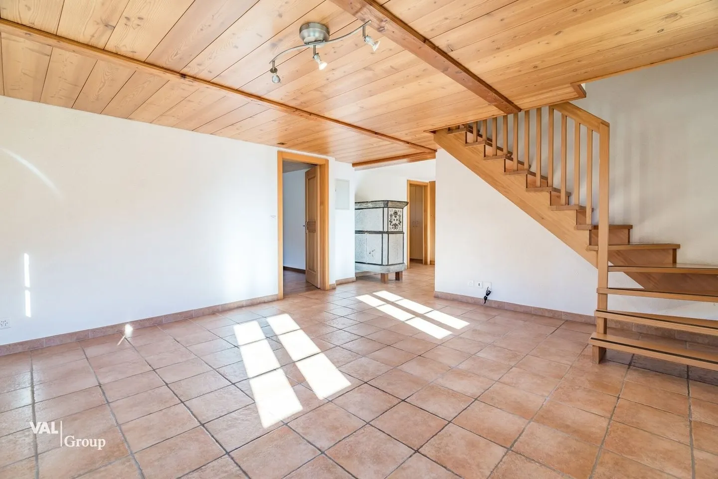 Charmante 5.5-Zimmer-Wohnung mit Garten und traumhafter Bergsicht in Staldenried - Photo 6 sur 13