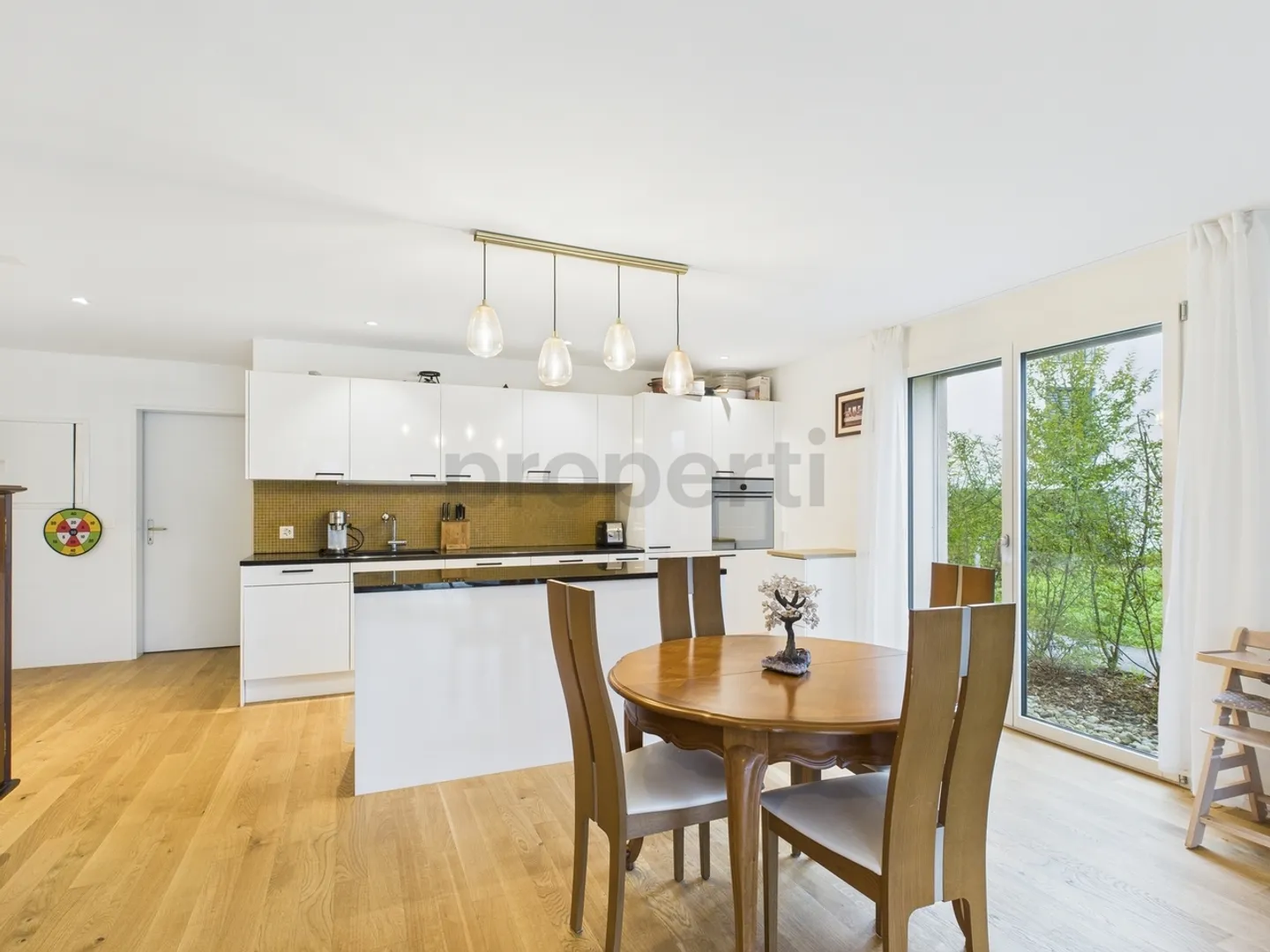 Appartement de jardin moderne et familial de 4,5 pièces incluant deux garages... - Photo 2 sur 12