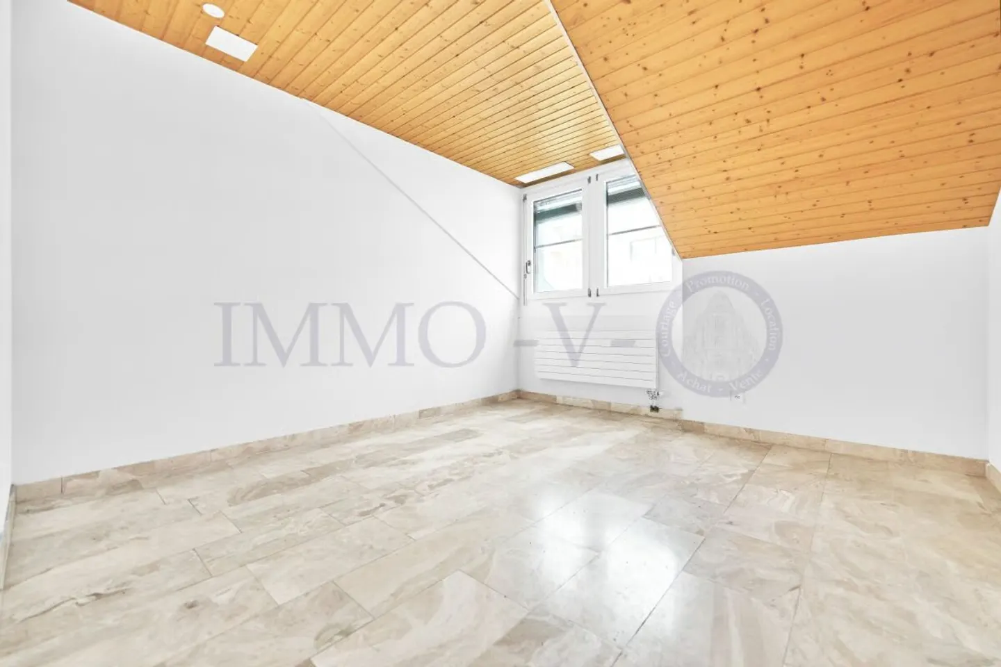 GERÄUMIGES PENTHOUSE-DUPLEX IM ZENTRUM - Foto 9 von 12