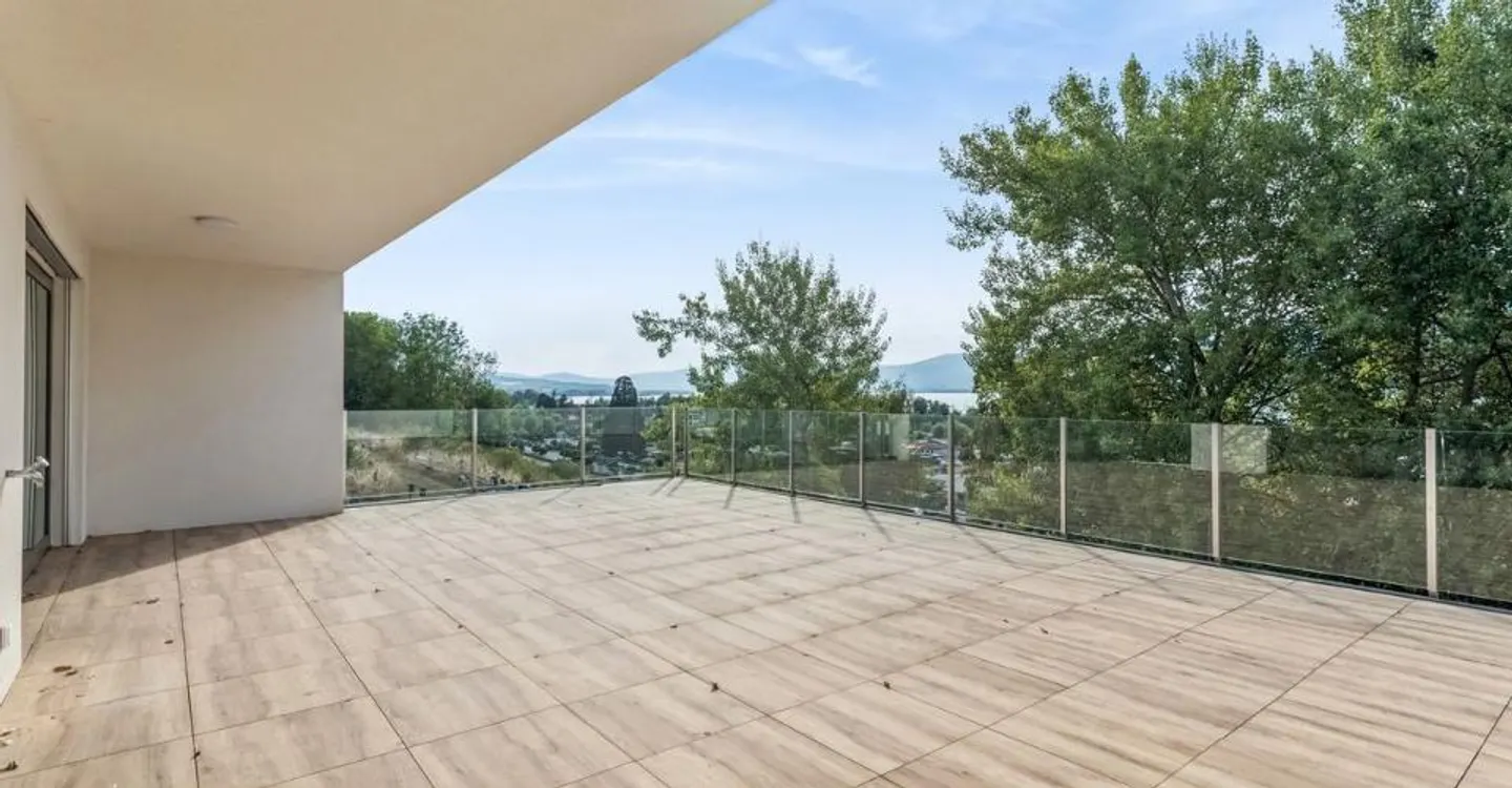 Attique avec magnifique vue sur le lac et une grande terrasse - Foto 1 von 12