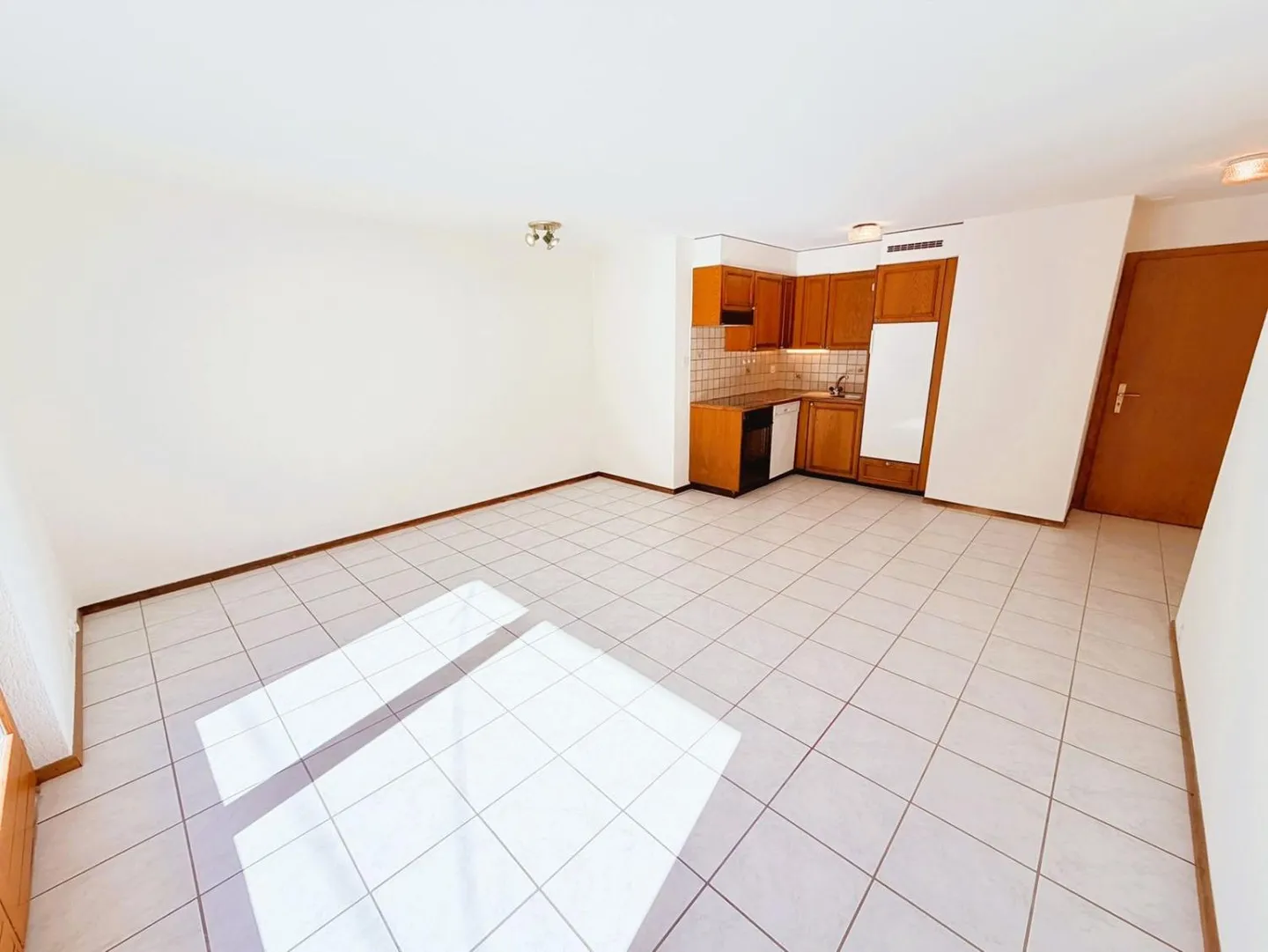 Charming 2.5-room renovated apartment - Spacious and bright - Ideally located - Quiet location (pedestrian zone) - Photo 2 of 14