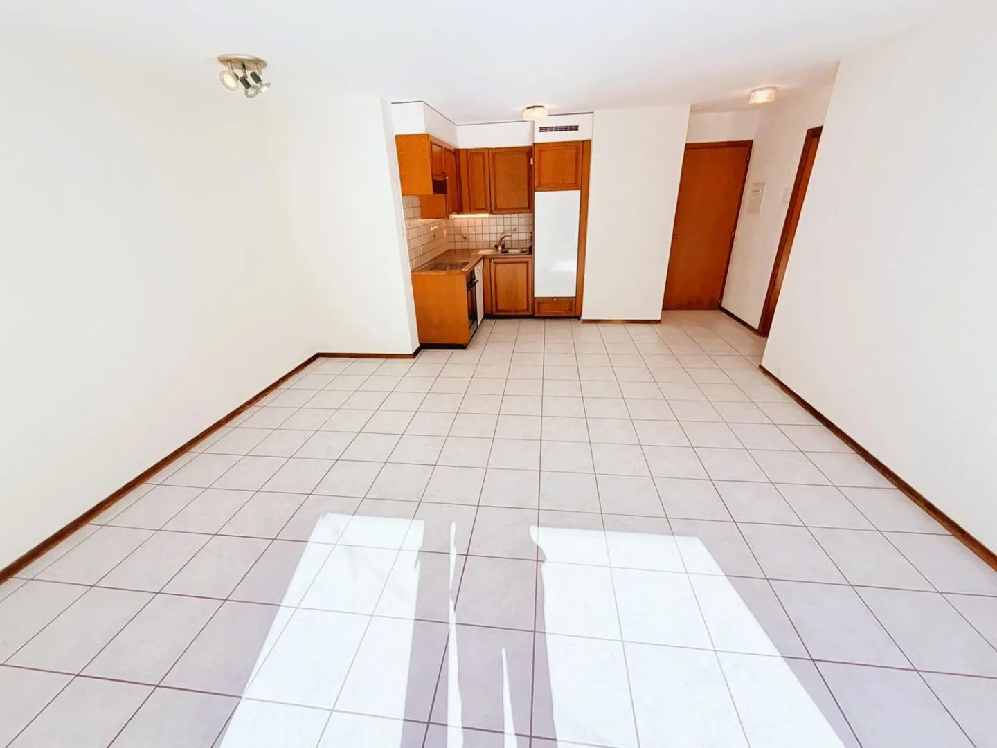 Charming 2.5-room renovated apartment - Spacious and bright - Ideally located - Quiet location (pedestrian zone) - Photo 3 of 14