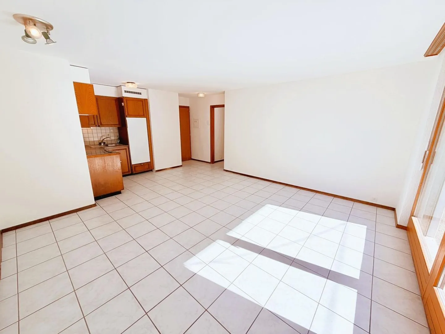 Charming 2.5-room renovated apartment - Spacious and bright - Ideally located - Quiet location (pedestrian zone) - Photo 4 of 14