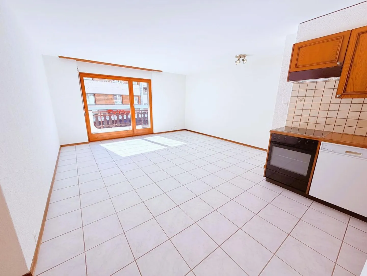 Charming 2.5-room renovated apartment - Spacious and bright - Ideally located - Quiet location (pedestrian zone) - Photo 1 of 14