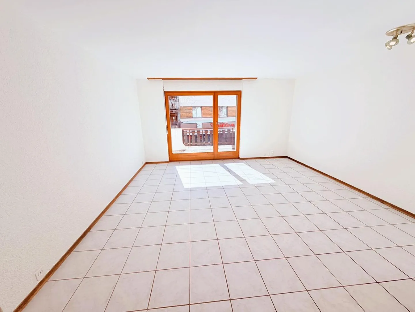 Charming 2.5-room renovated apartment - Spacious and bright - Ideally located - Quiet location (pedestrian zone) - Photo 5 of 14