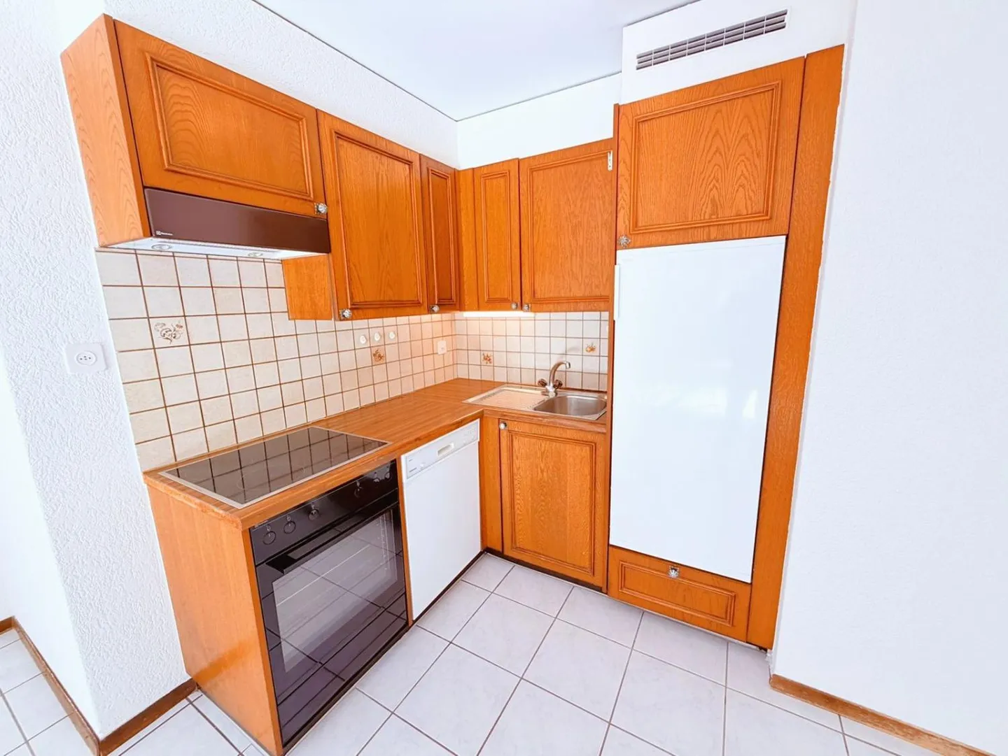 Charming 2.5-room renovated apartment - Spacious and bright - Ideally located - Quiet location (pedestrian zone) - Photo 6 of 14