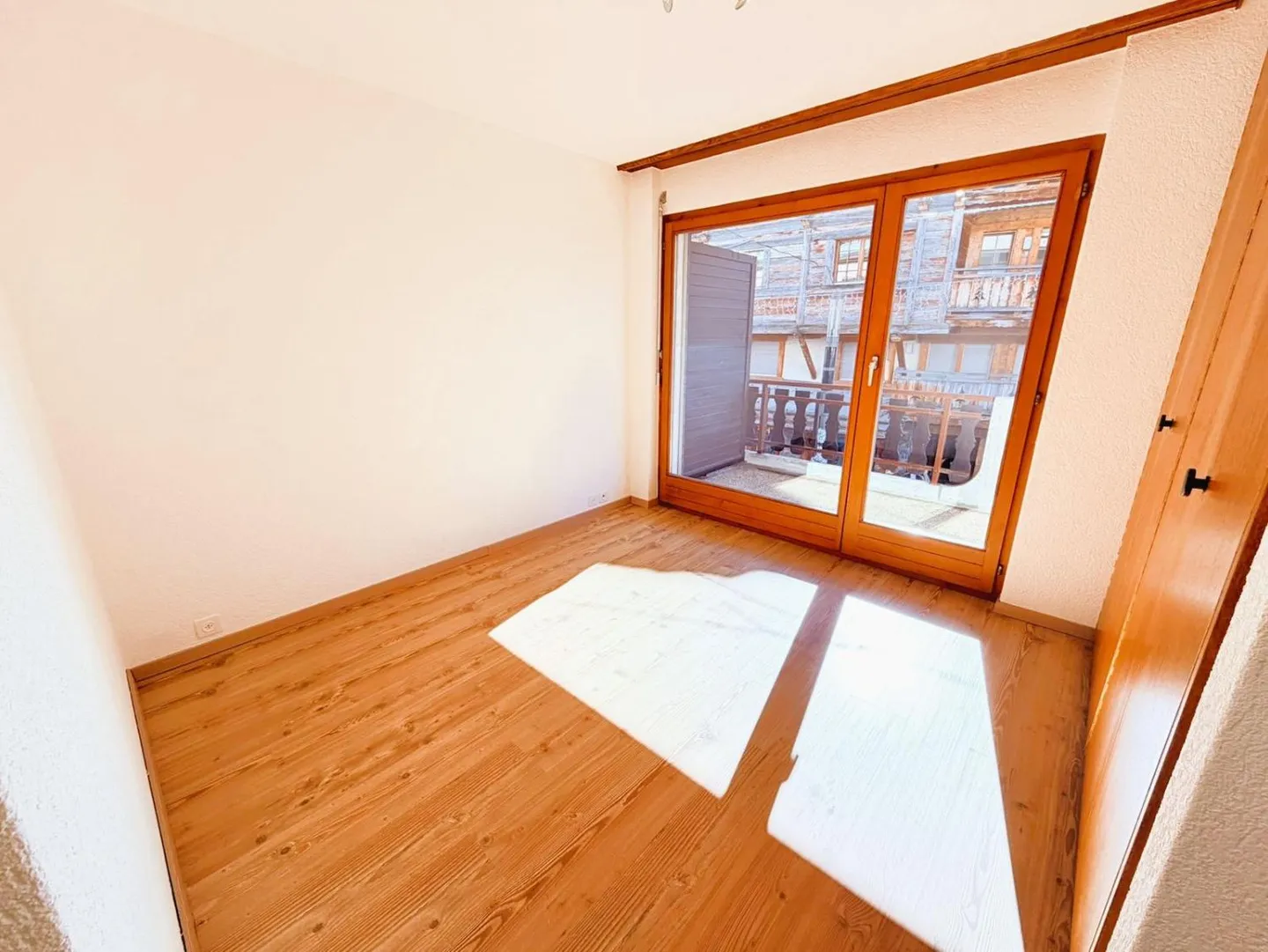 Charming 2.5-room renovated apartment - Spacious and bright - Ideally located - Quiet location (pedestrian zone) - Photo 7 of 14