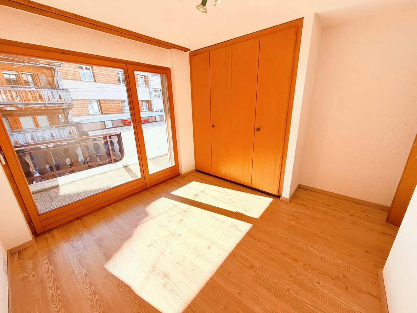 Charming 2.5-room renovated apartment - Spacious and bright - Ideally located - Quiet location (pedestrian zone) - Photo 8 of 14