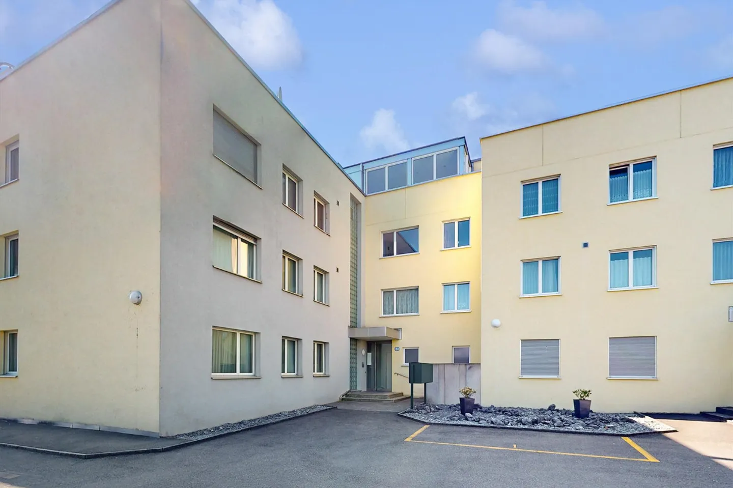 At Dachslernstrasse 184/186, 8048 Zurich - Photo 1 of 1