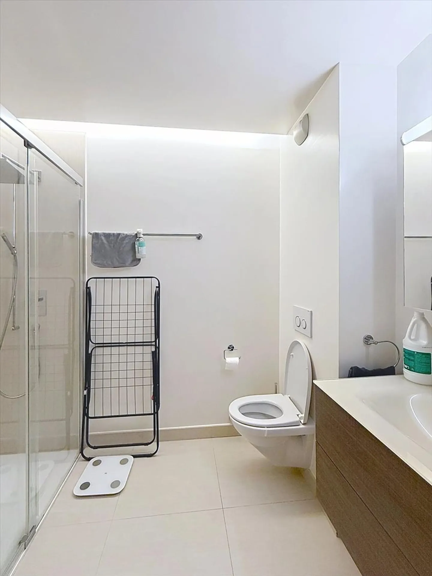 Très bel appartement moderne avec grand balcon et vue dégagée - Photo 7 sur 8