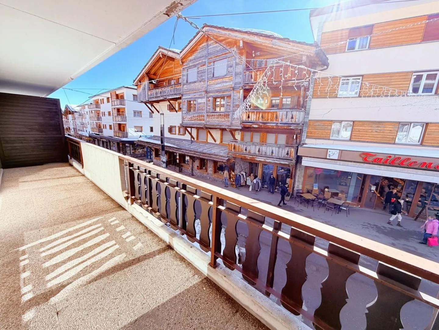 Charming 2.5-room renovated apartment - Spacious and bright - Ideally located - Quiet location (pedestrian zone) - Photo 13 of 14